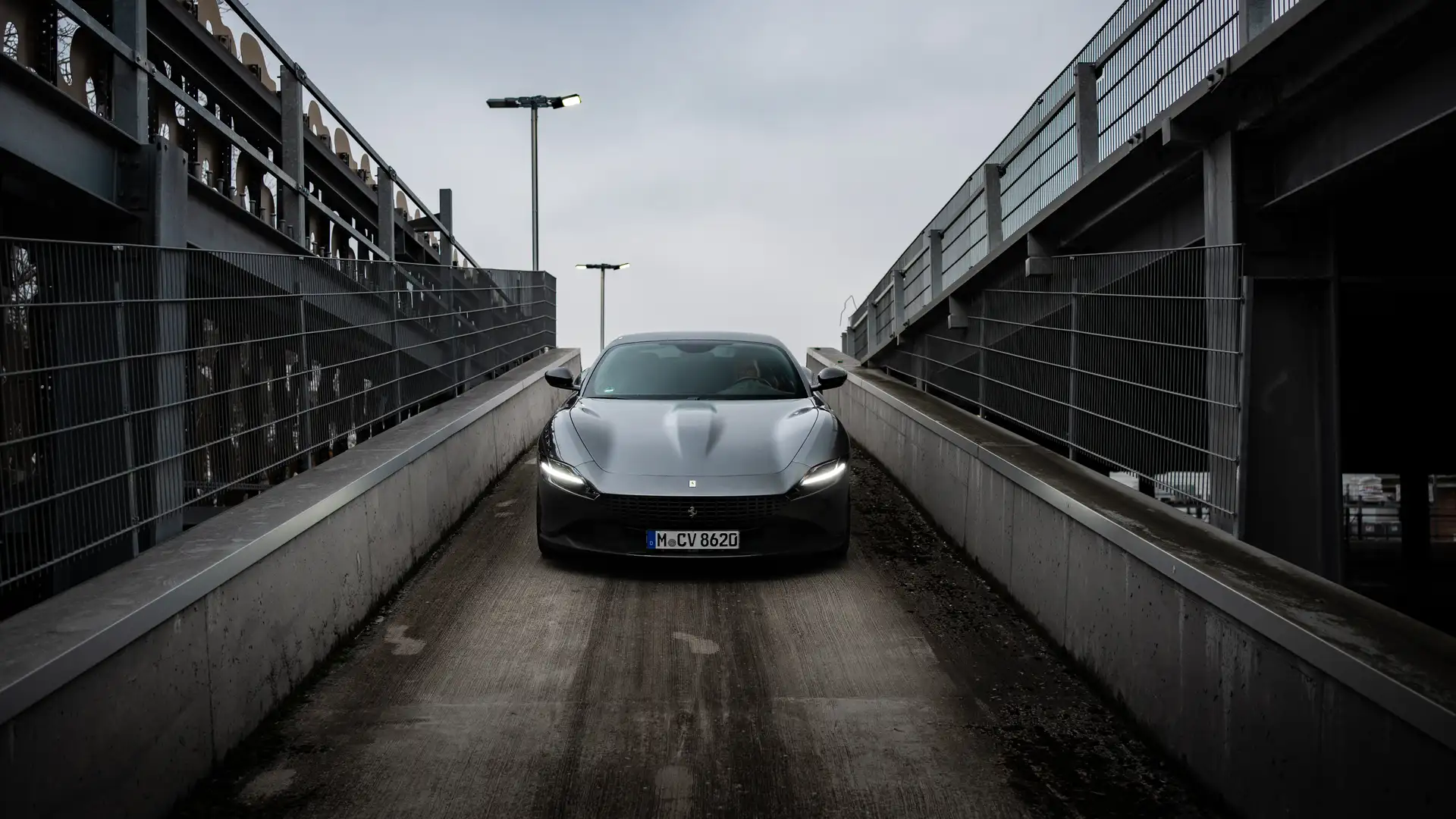 Unser Ferrari Roma auf einer Auffahrt von vorne fotografiert. 